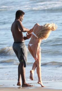 Charlotte McKinney feet photo thumbnail
