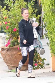 Minka Kelly feet photo thumbnail