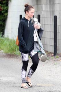 Minka Kelly feet photo thumbnail