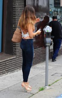 Kelly Brook feet photo thumbnail