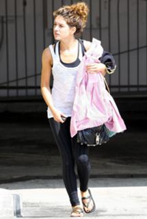 Shenae Grimes-Beech feet photo thumbnail