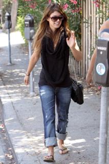 Shenae Grimes-Beech feet photo thumbnail