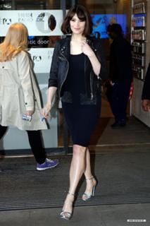 Gemma Arterton feet photo thumbnail