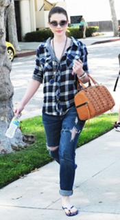Michelle Trachtenberg feet photo thumbnail