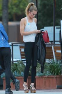 AnnaLynne McCord feet photo thumbnail