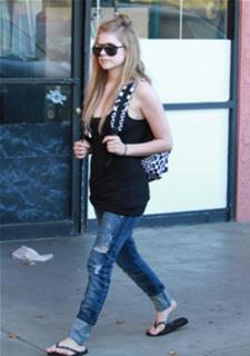 Avril Lavigne feet photo thumbnail