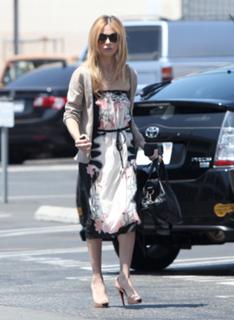 Sarah Michelle Gellar feet photo thumbnail