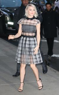 Julianne Hough feet photo thumbnail