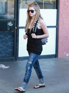 Avril Lavigne feet photo thumbnail