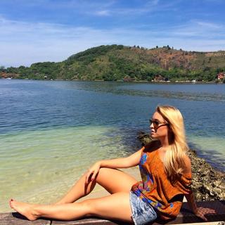 Carla Diaz feet photo thumbnail