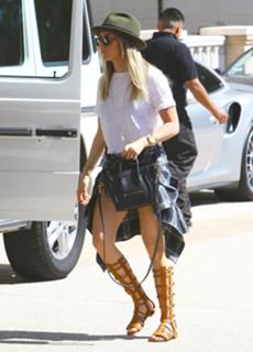Ashley Tisdale feet photo thumbnail