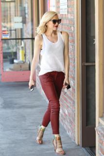 Gwen Stefani feet photo thumbnail