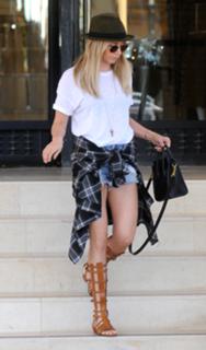 Ashley Tisdale feet photo thumbnail