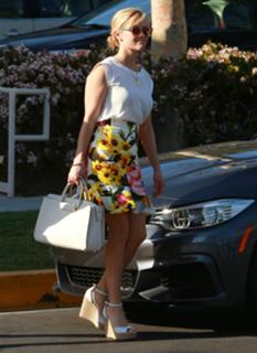 Reese Witherspoon feet photo thumbnail