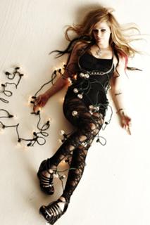Avril Lavigne feet photo thumbnail