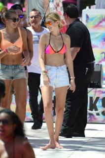 Gigi Hadid feet photo thumbnail