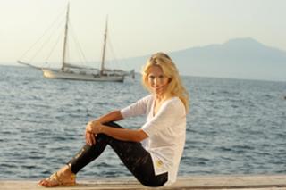 Luisana Lopilato feet photo thumbnail