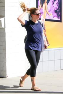 Drew Barrymore feet photo thumbnail