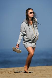 Olivia Wilde feet photo thumbnail