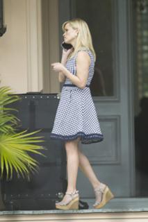 Reese Witherspoon feet photo thumbnail