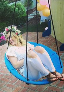 Hilary Duff feet photo thumbnail