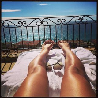 Jessie James Decker feet photo thumbnail