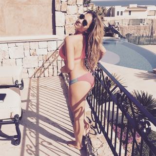 Jessie James Decker feet photo thumbnail
