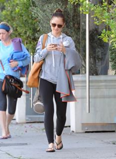 Minka Kelly feet photo thumbnail