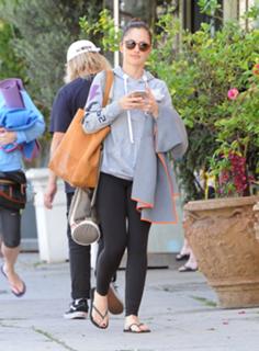 Minka Kelly feet photo thumbnail