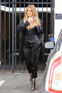 Khloé Kardashian feet photo thumbnail