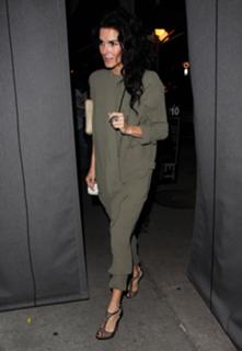 Angie Harmon feet photo thumbnail