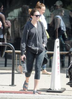 Mandy Moore feet photo thumbnail
