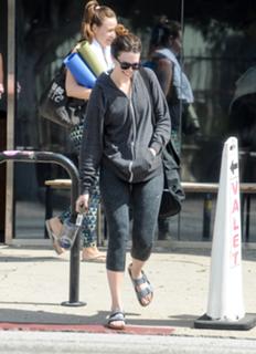 Mandy Moore feet photo thumbnail