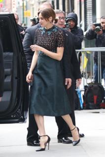 Shailene Woodley feet photo thumbnail