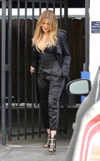 Khloé Kardashian feet photo thumbnail