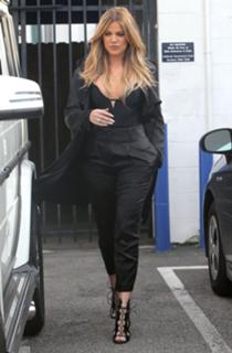 Khloé Kardashian feet photo thumbnail