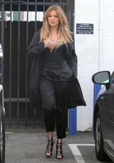 Khloé Kardashian feet photo thumbnail