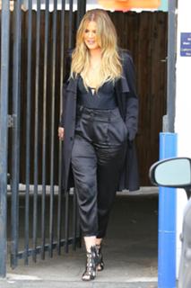 Khloé Kardashian feet photo thumbnail