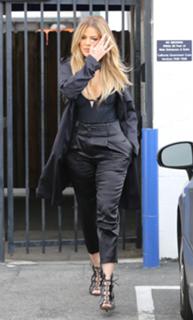Khloé Kardashian feet photo thumbnail