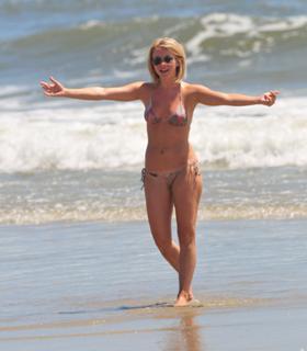 Julianne Hough feet photo thumbnail