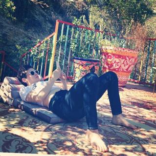 Rose McGowan feet photo thumbnail