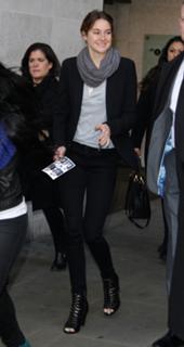 Shailene Woodley feet photo thumbnail
