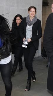 Shailene Woodley feet photo thumbnail