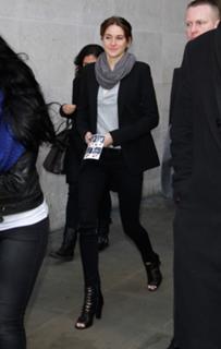 Shailene Woodley feet photo thumbnail