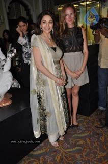 Madhuri Dixit feet photo thumbnail
