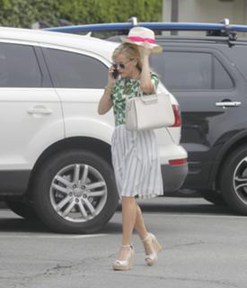 Reese Witherspoon feet photo thumbnail