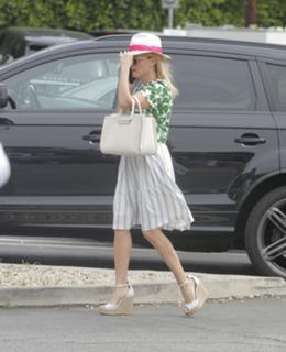 Reese Witherspoon feet photo thumbnail
