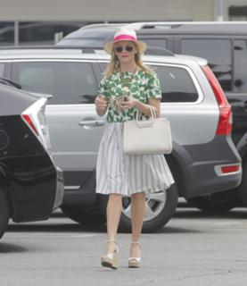 Reese Witherspoon feet photo thumbnail