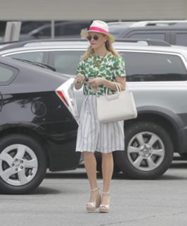 Reese Witherspoon feet photo thumbnail