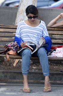 Freida Pinto feet photo thumbnail